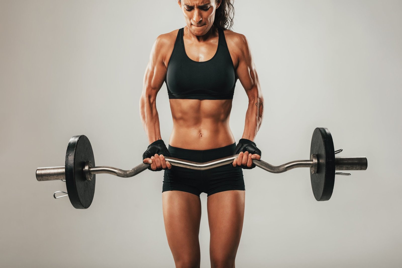 Technique et conseils pour des biceps impressionnants avec le curl à la barre